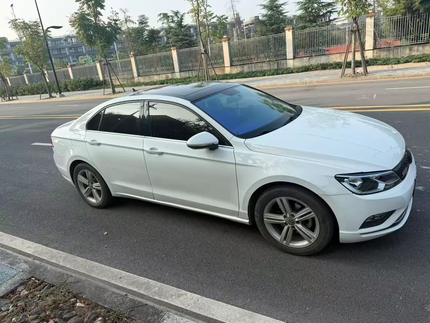 2018 VOLKSWAGEN LAMANDO thumbnail 3