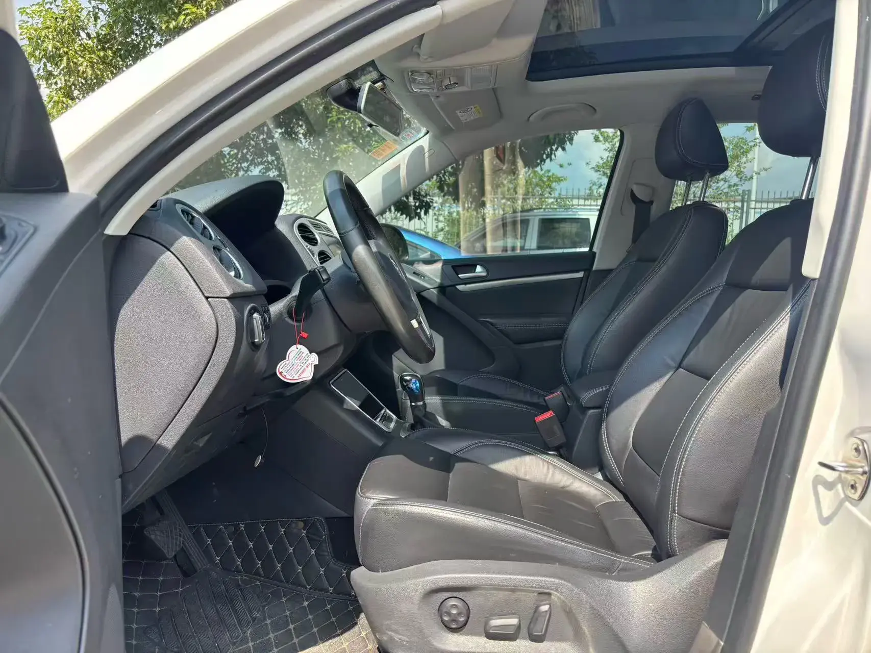 2017 VOLKSWAGEN TIGUAN thumbnail 4