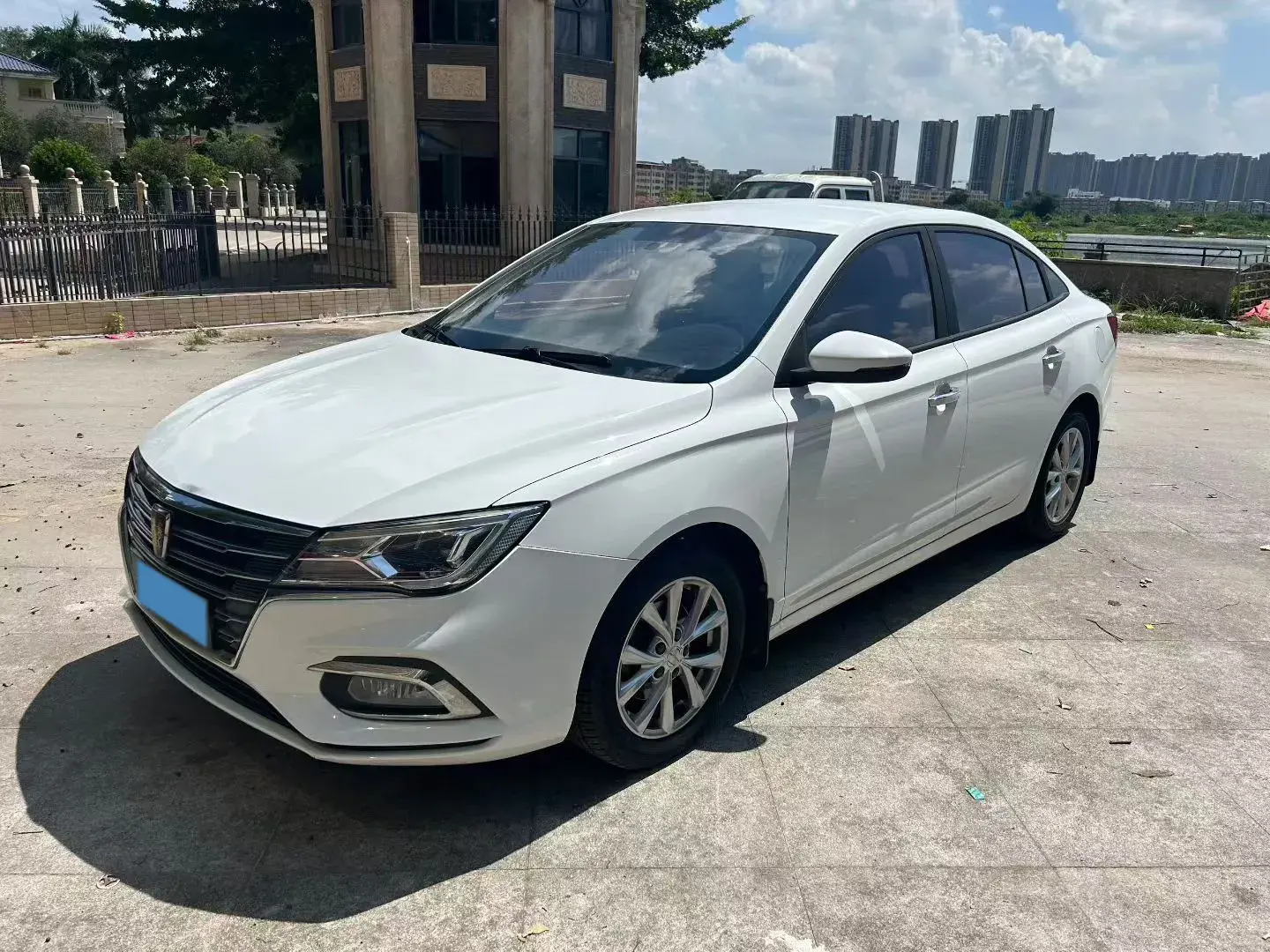 2019 ROEWE I5 view 1