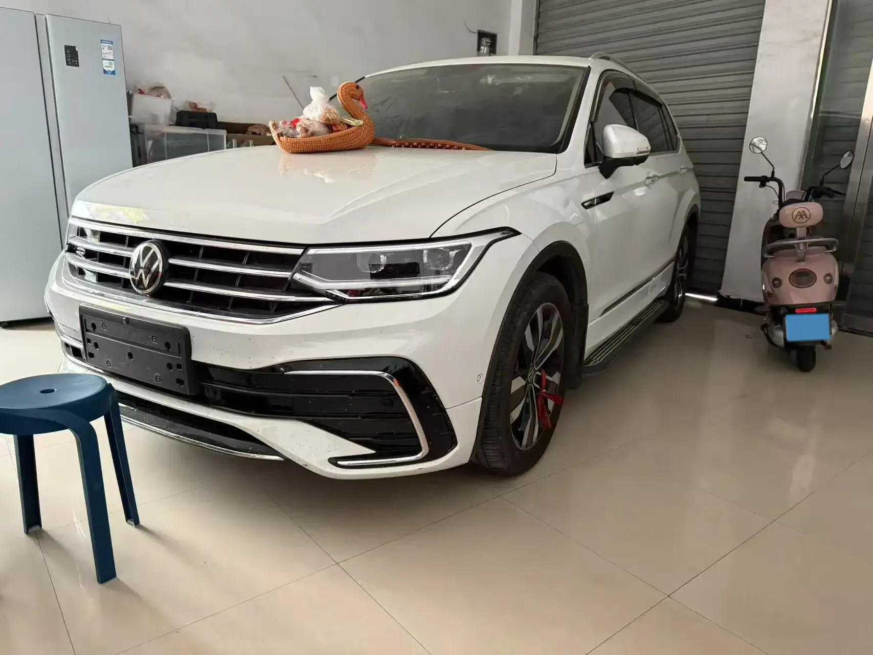 2024 VOLKSWAGEN TIGUAN view 1