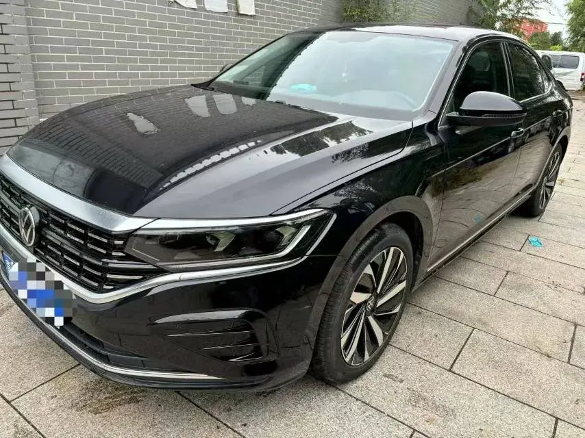2022 VOLKSWAGEN PASSAT view 1