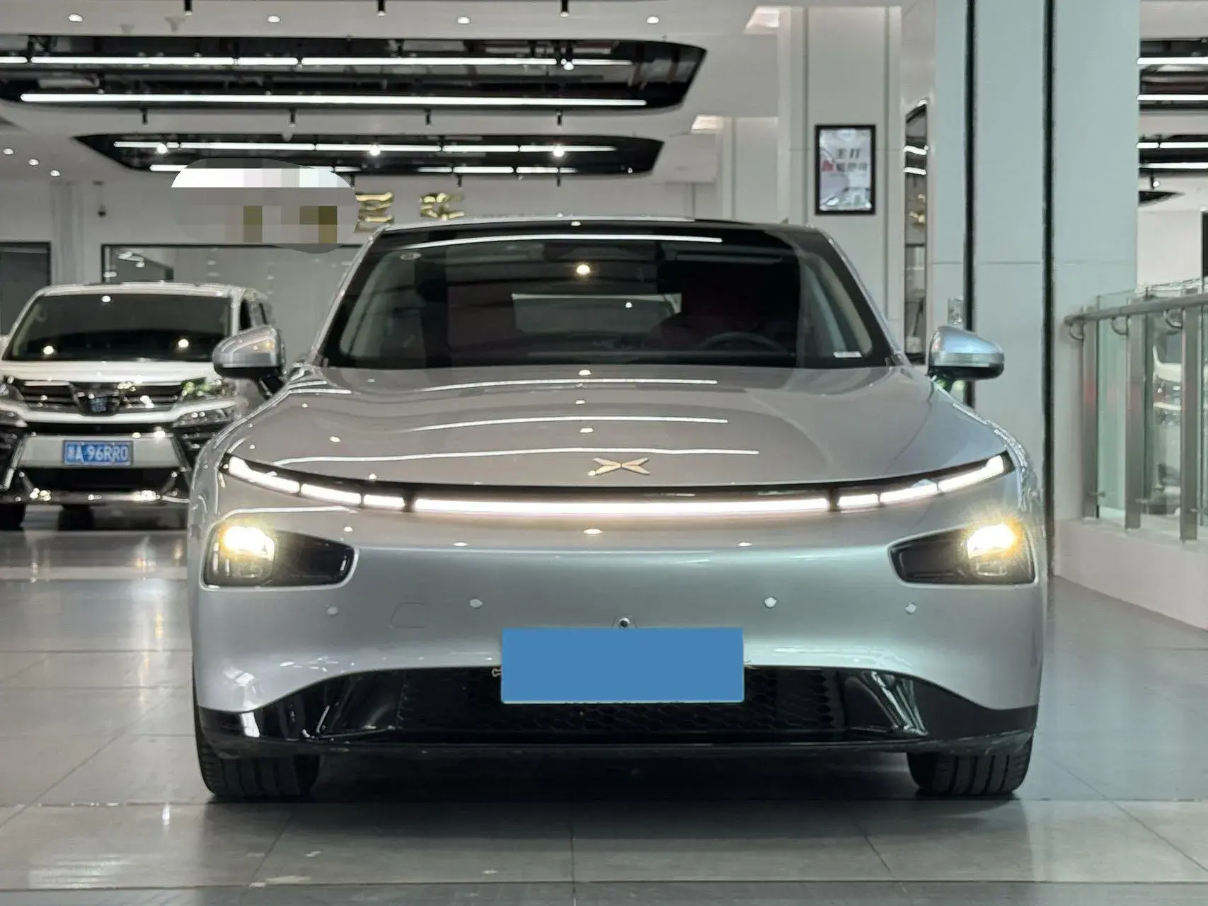 2023 XPENG P7 thumbnail 2