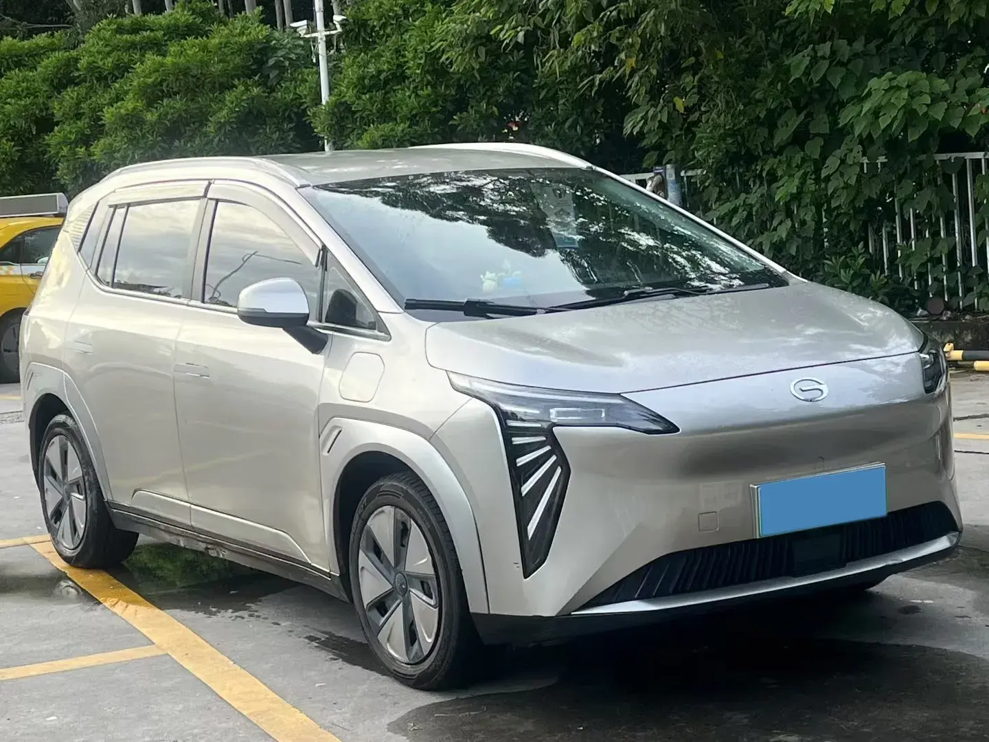 2023 AION Y thumbnail 2