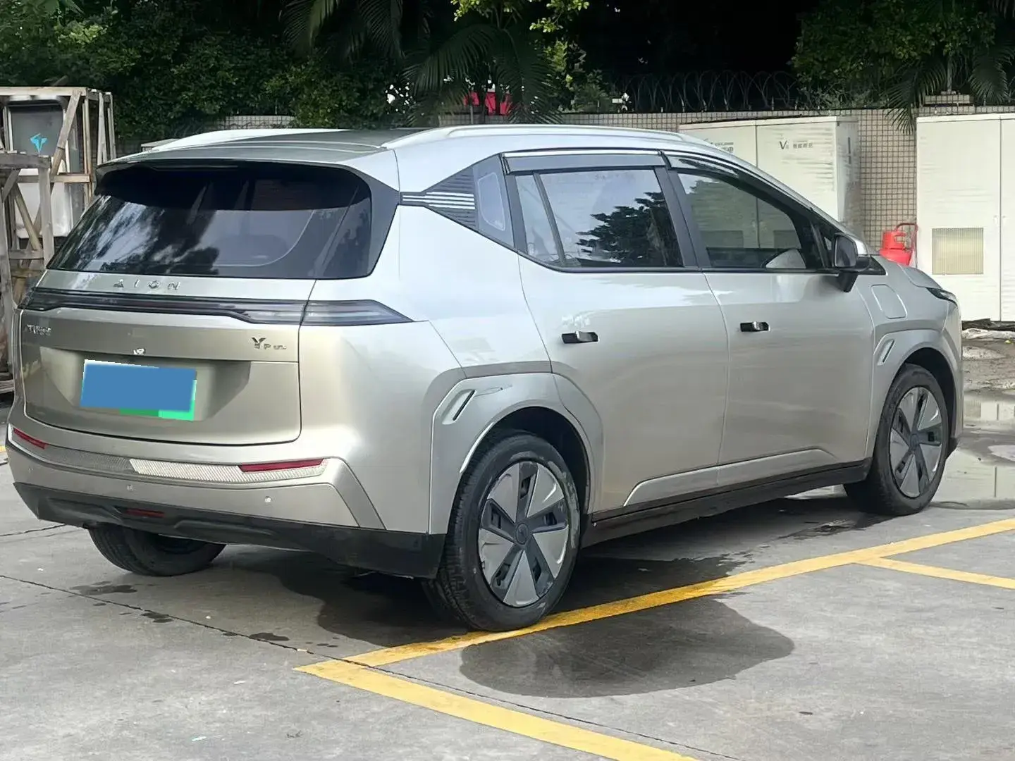 2023 AION Y thumbnail 3