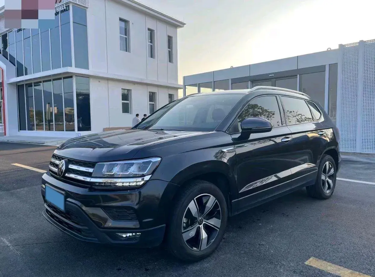 2022 VOLKSWAGEN THARU view 1