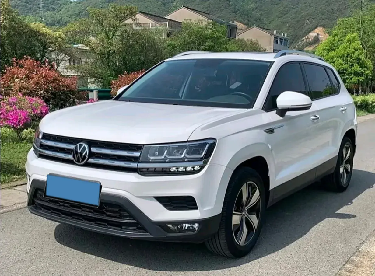 2021 VOLKSWAGEN THARU view 1