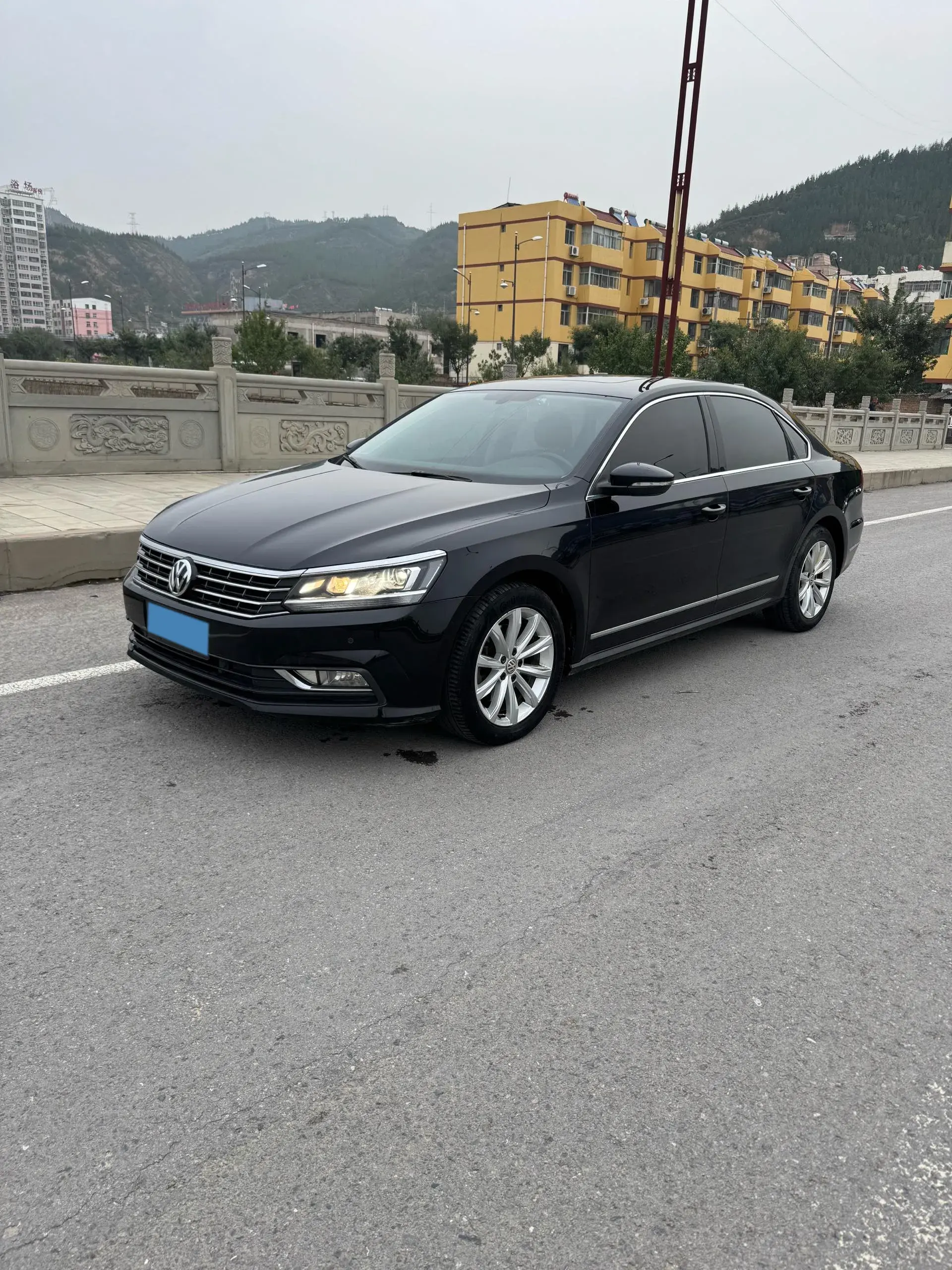 2017 VOLKSWAGEN PASSAT view 1