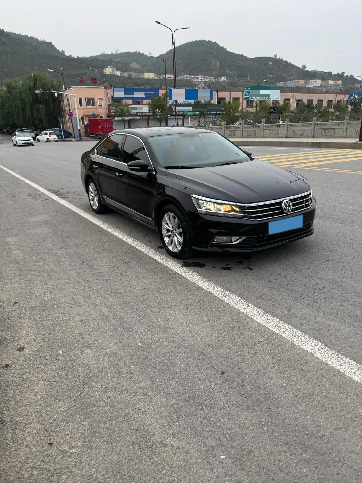 2017 VOLKSWAGEN PASSAT thumbnail 3