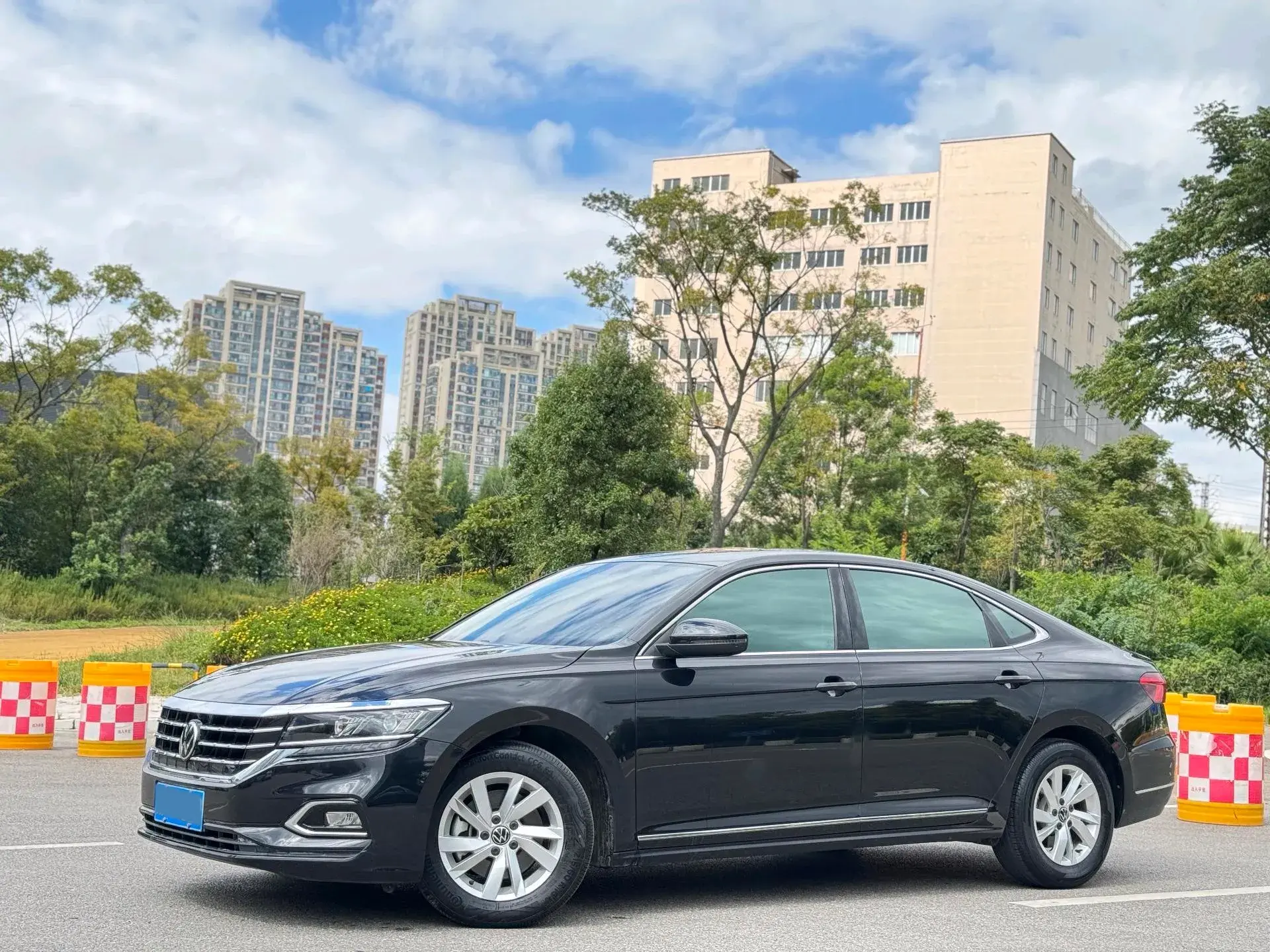 2020 VOLKSWAGEN PASSAT view 1