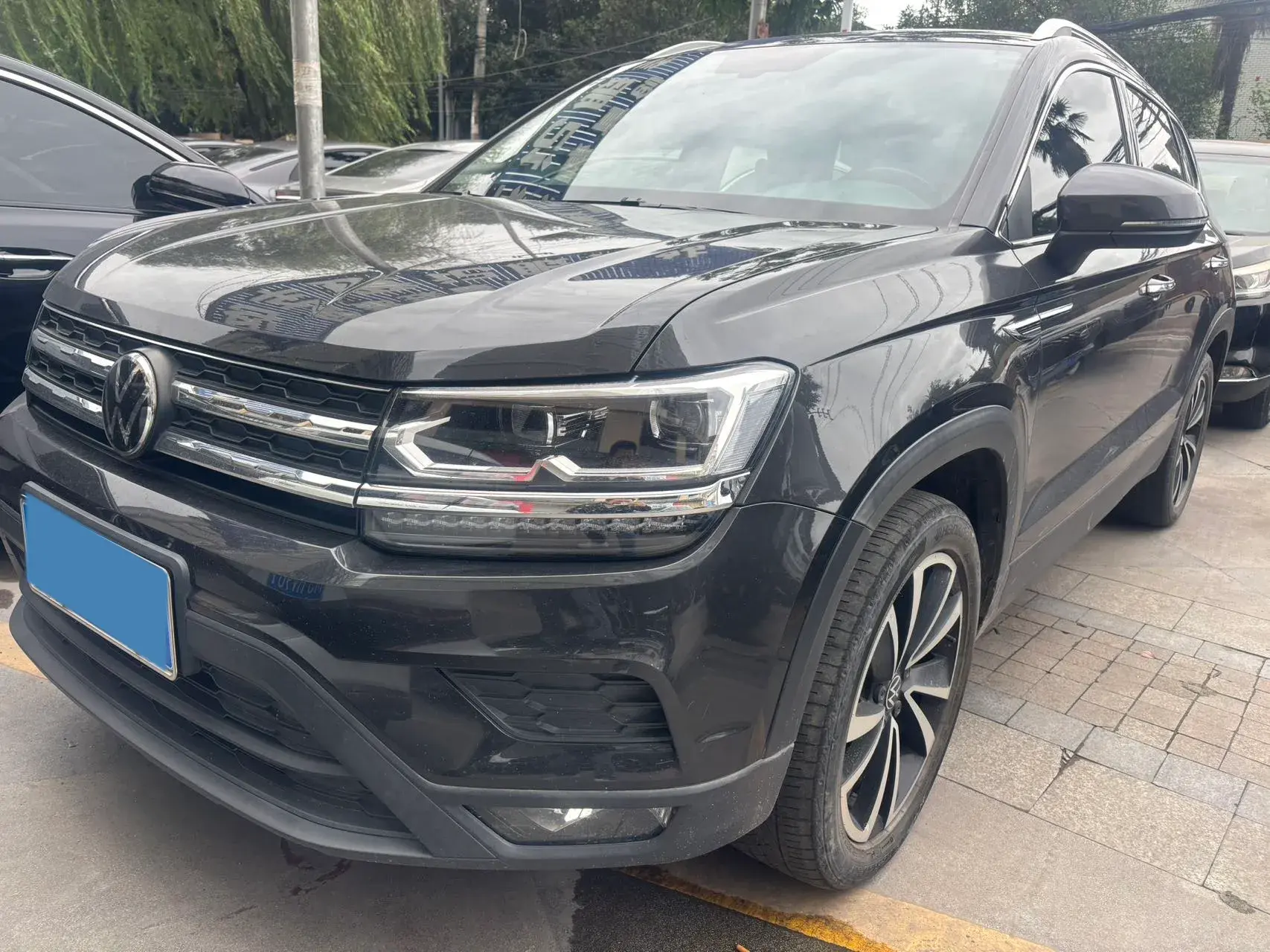 2022 VOLKSWAGEN THARU view 1