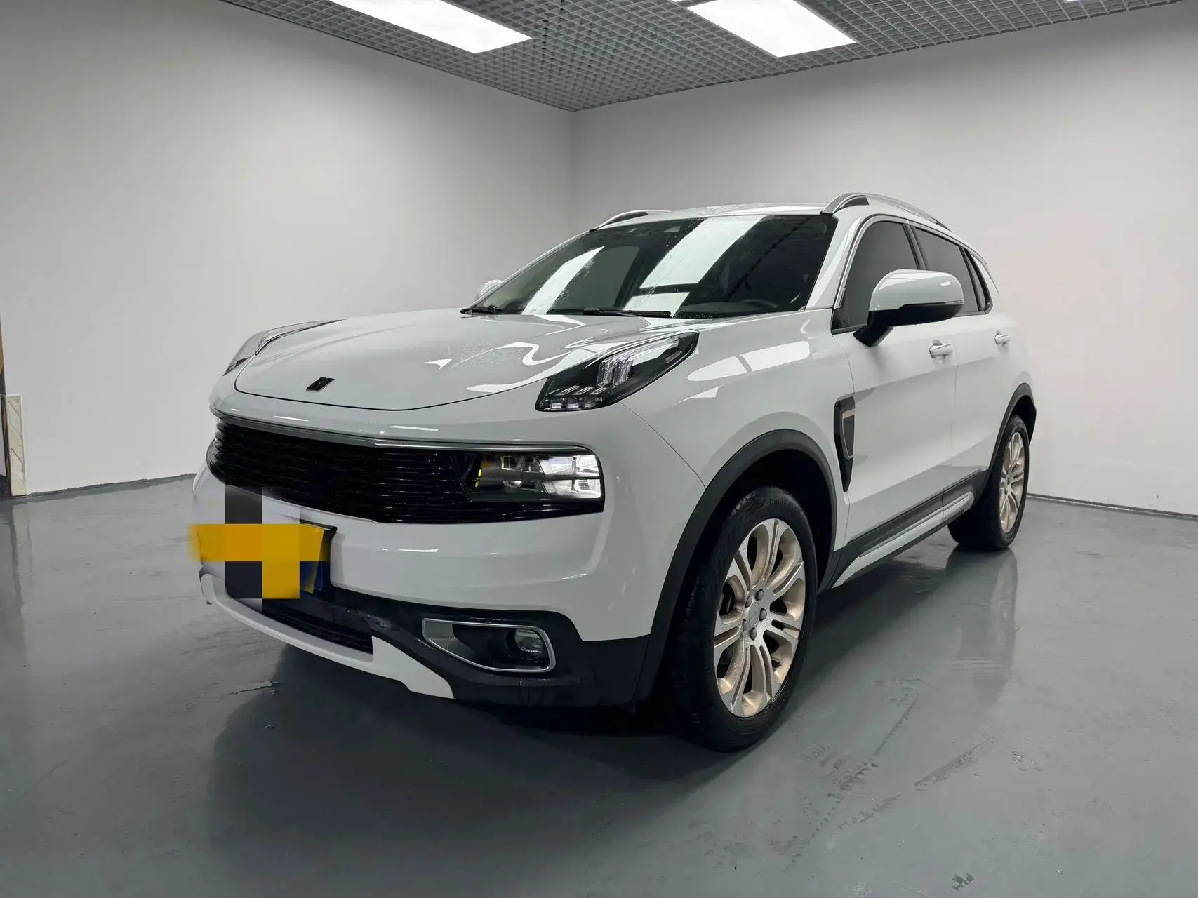 2018 LYNK&CO 01 view 1