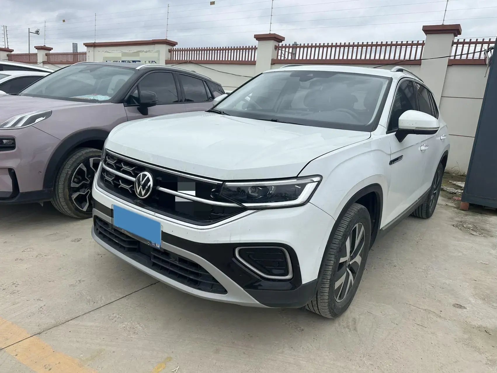 2023 VOLKSWAGEN TAYRON view 1