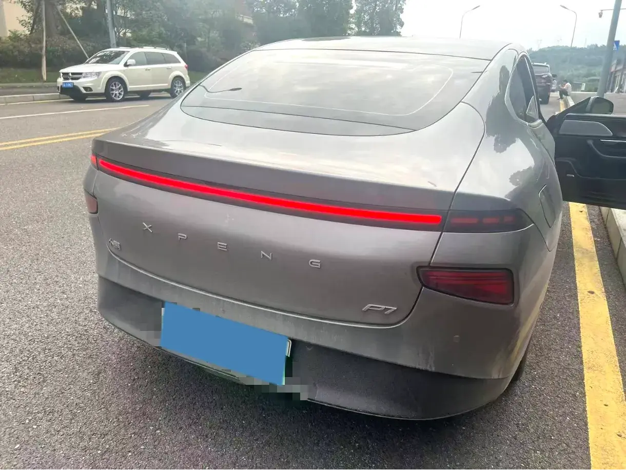 2022 XPENG P7 thumbnail 2