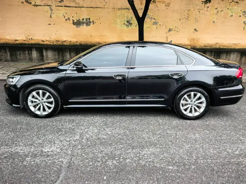 2017 VOLKSWAGEN PASSAT thumbnail 2