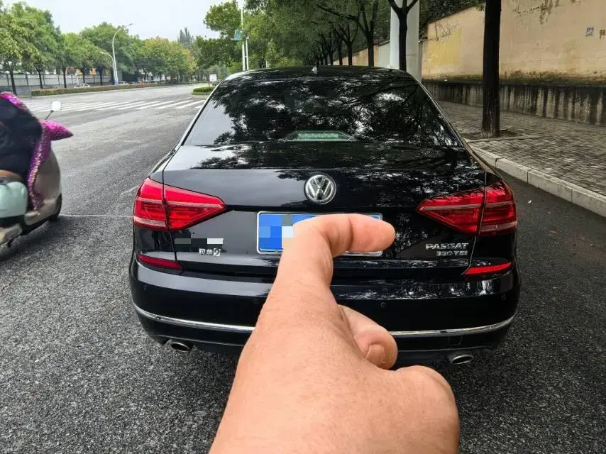 2017 VOLKSWAGEN PASSAT thumbnail 4