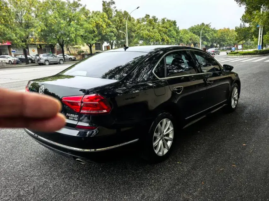 2017 VOLKSWAGEN PASSAT thumbnail 3
