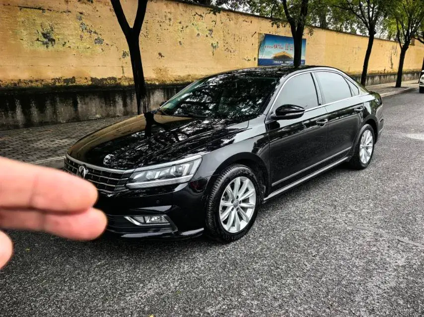2017 VOLKSWAGEN PASSAT view 1