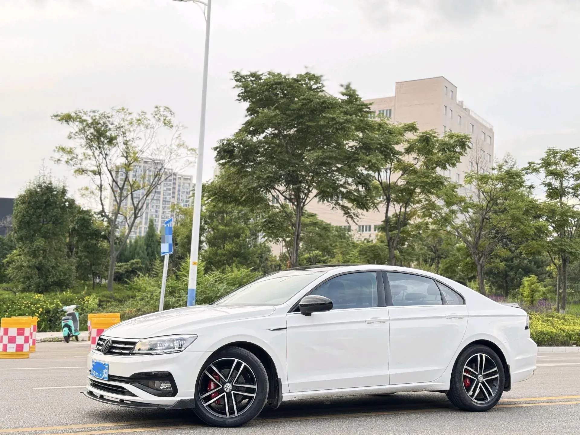 2021 VOLKSWAGEN LAMANDO view 1