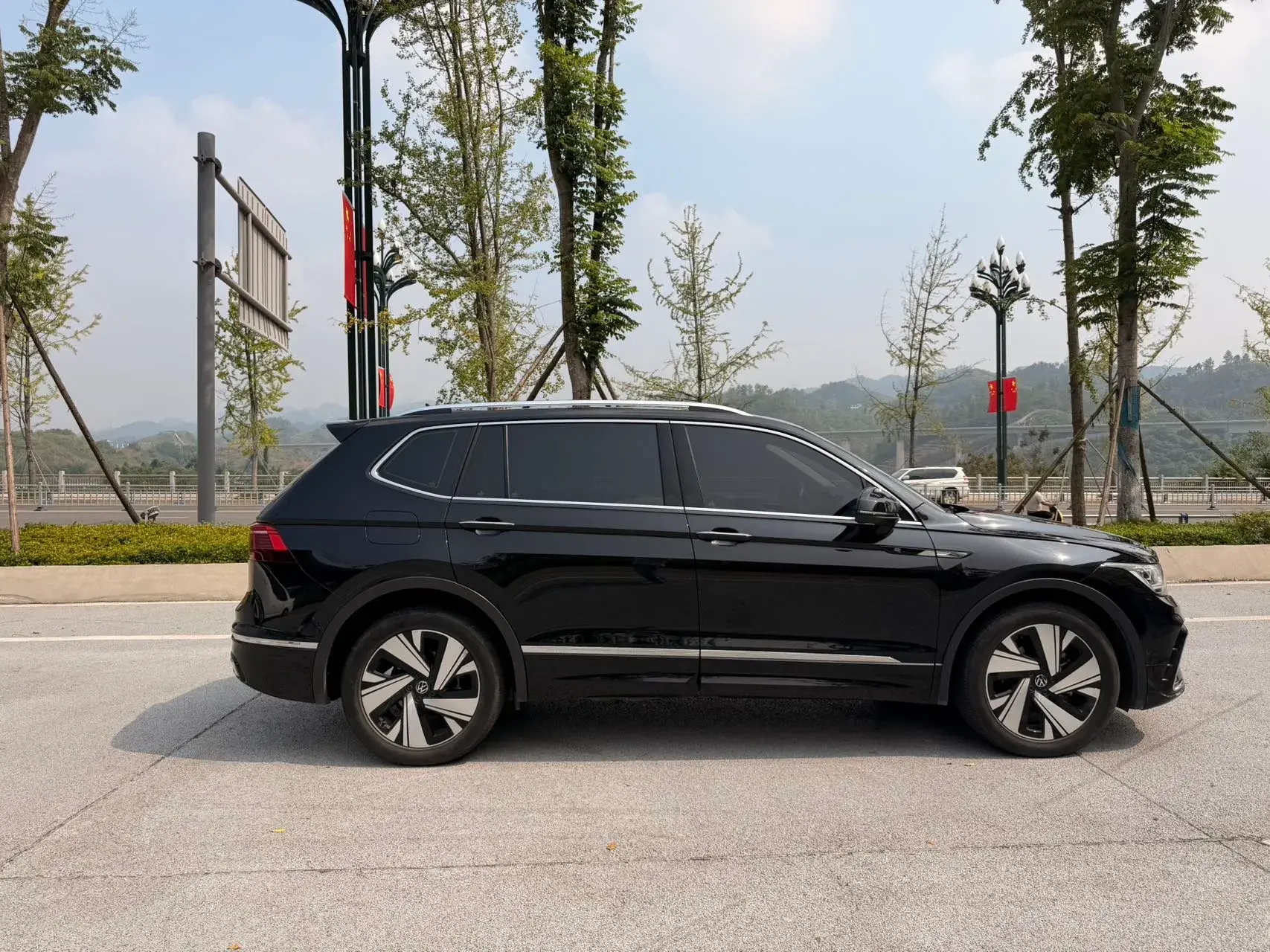 2023 VOLKSWAGEN TIGUAN thumbnail 4