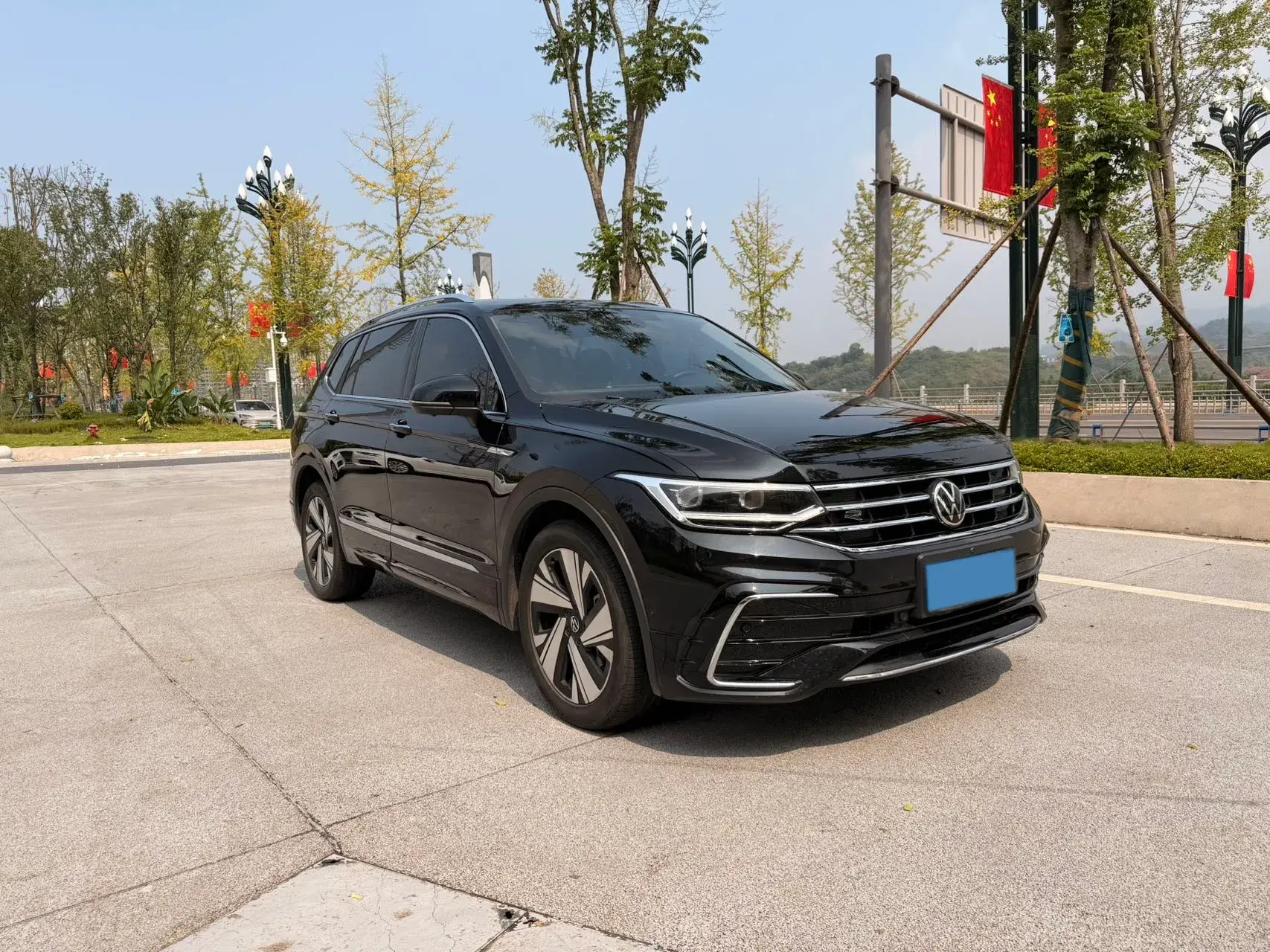 2023 VOLKSWAGEN TIGUAN thumbnail 3