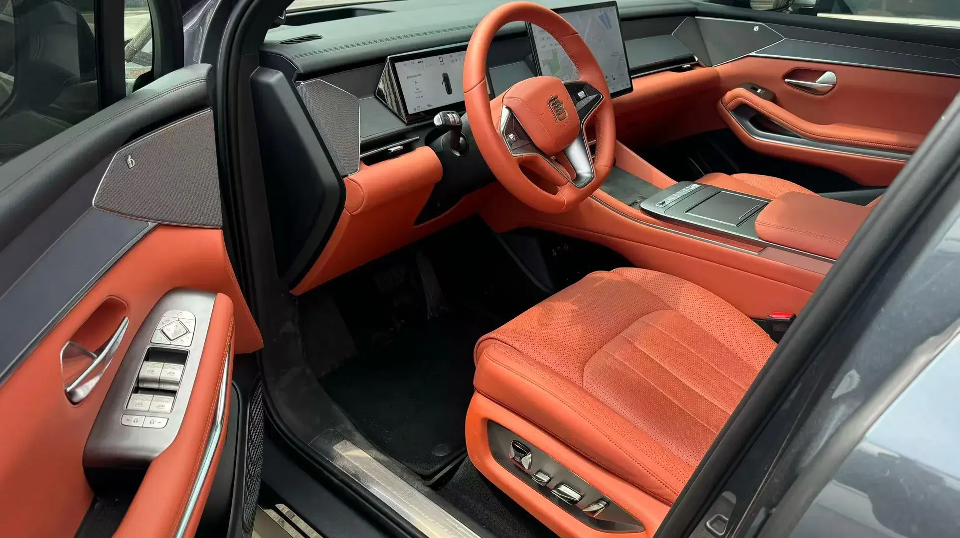 2025 BYD TANGL thumbnail 3