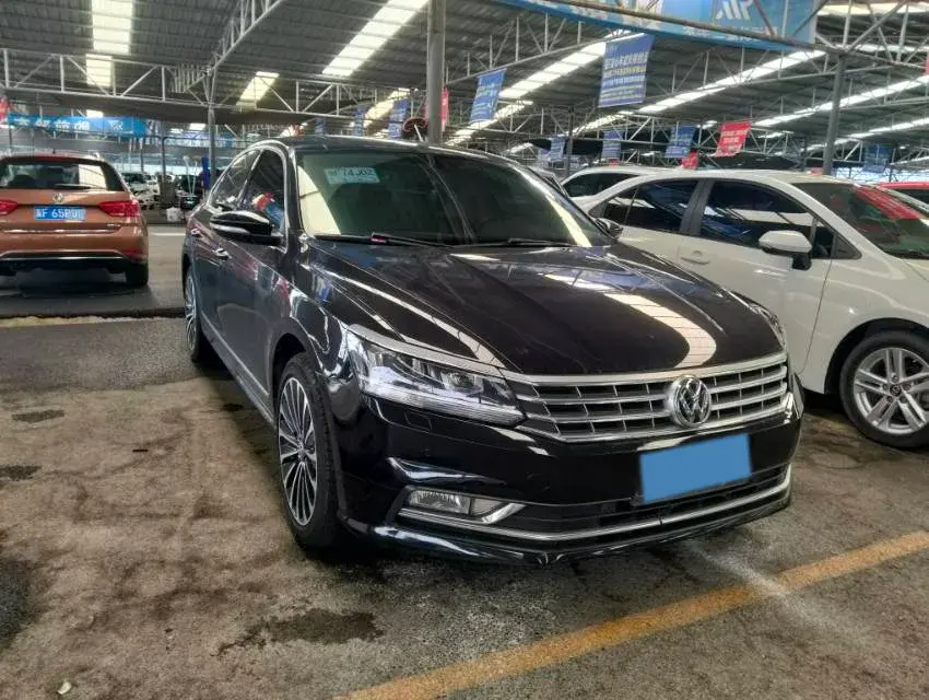 2017 VOLKSWAGEN PASSAT thumbnail 3