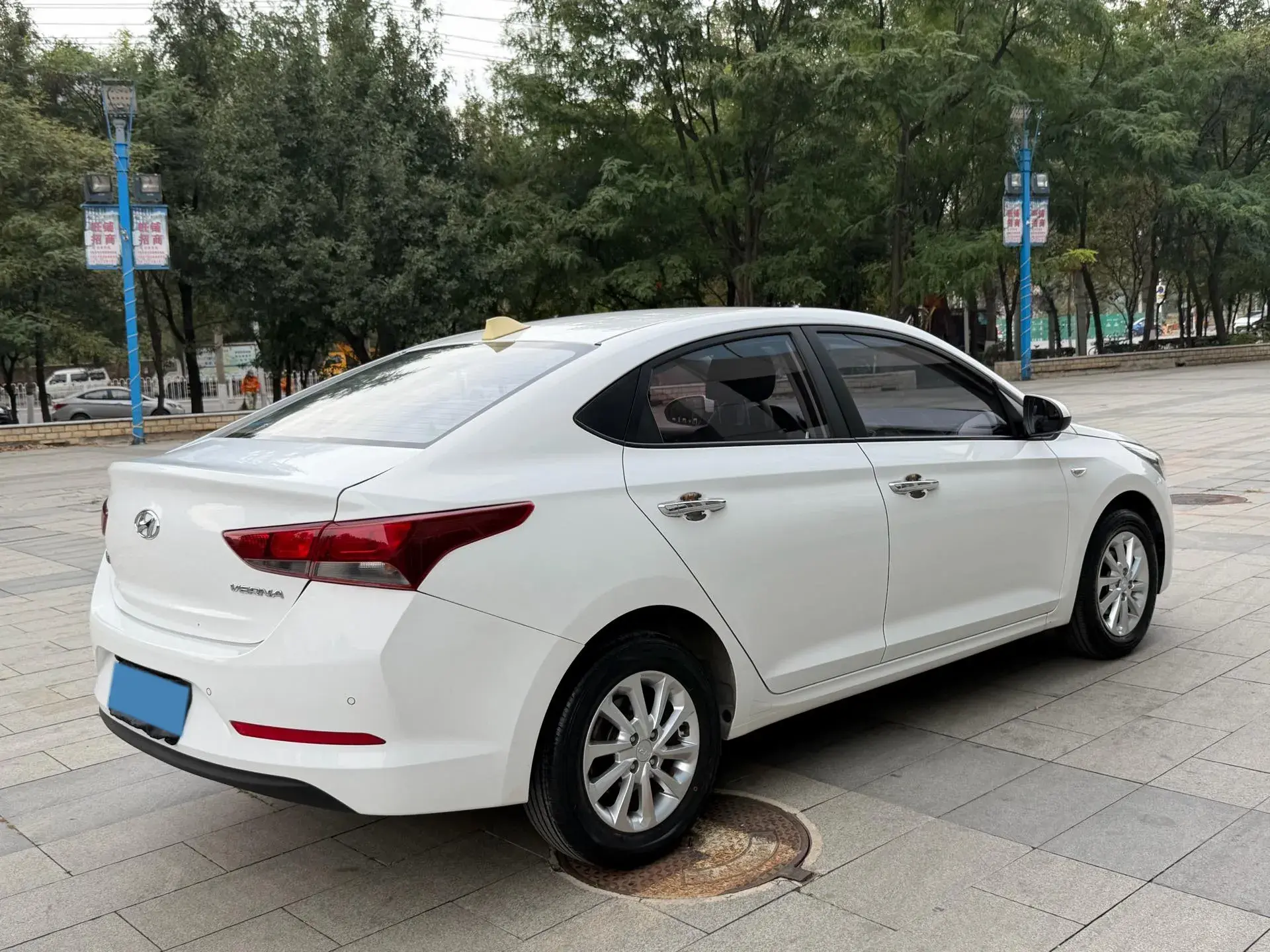 2016 HYUNDAI VERNA thumbnail 4