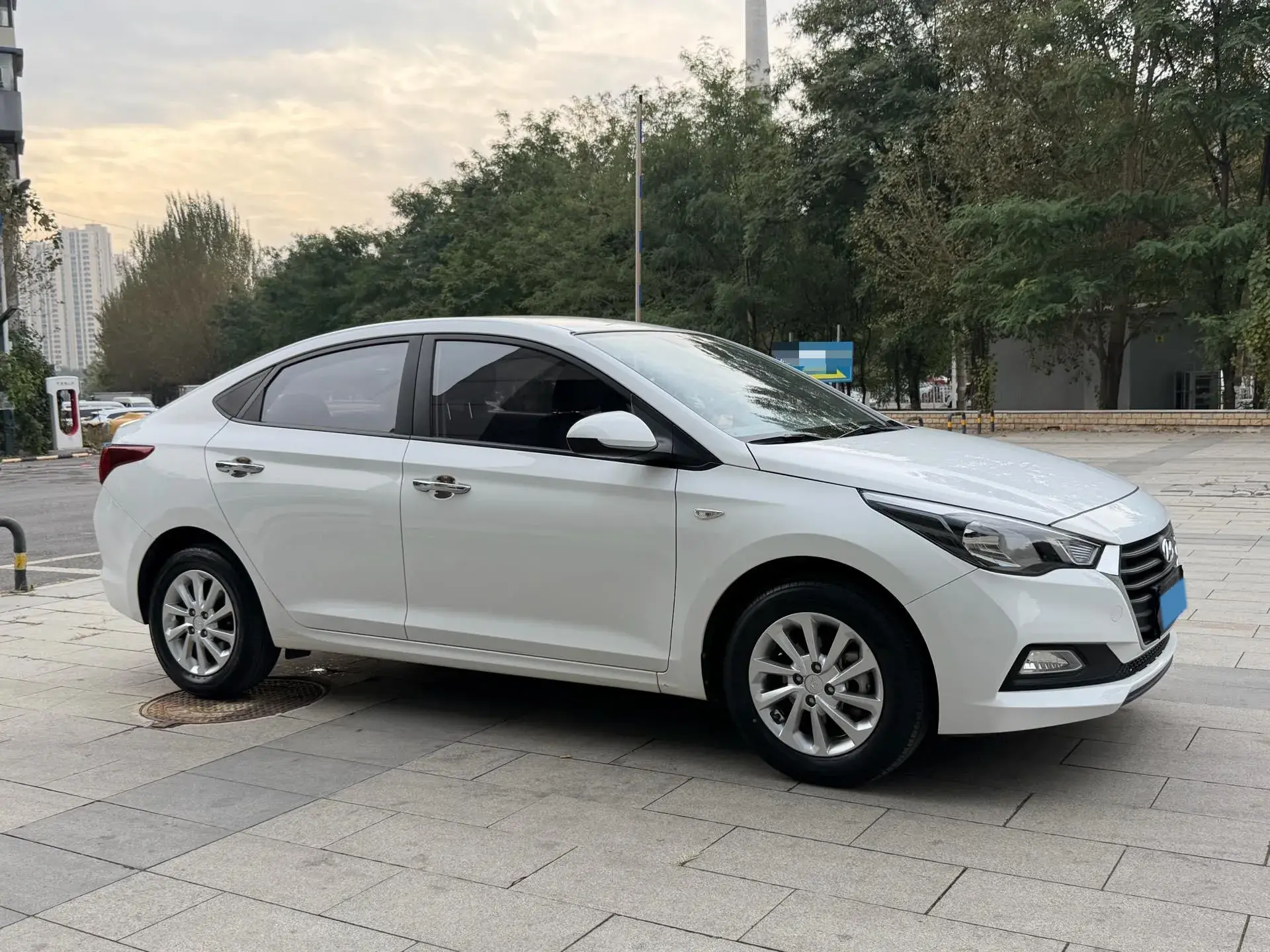 2016 HYUNDAI VERNA thumbnail 3