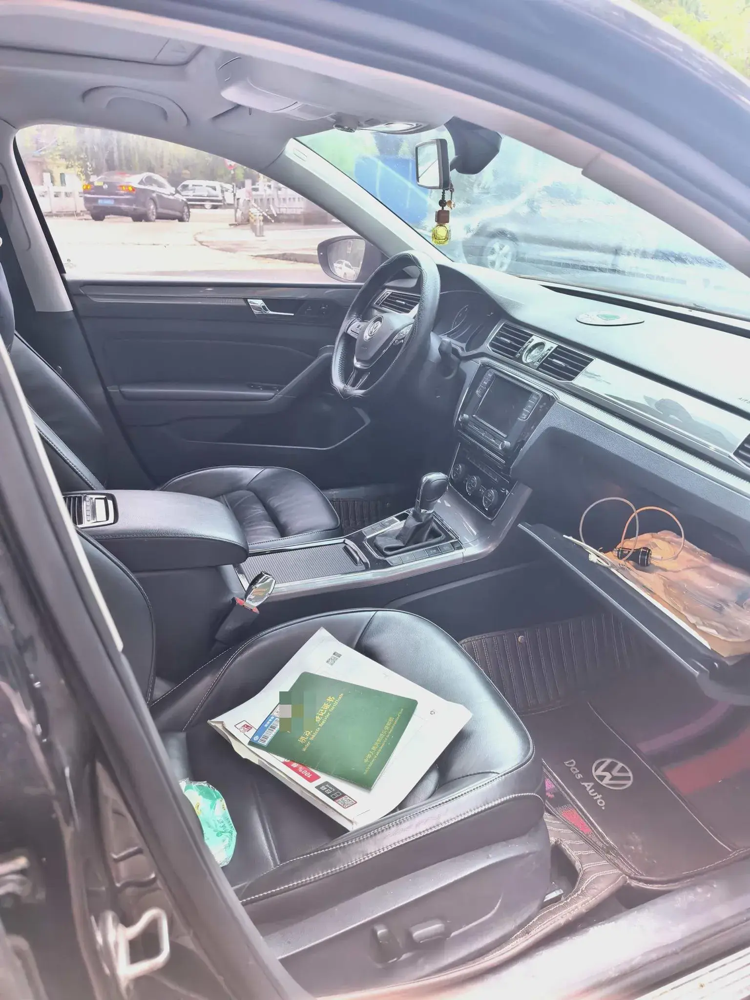 2017 VOLKSWAGEN PASSAT thumbnail 3