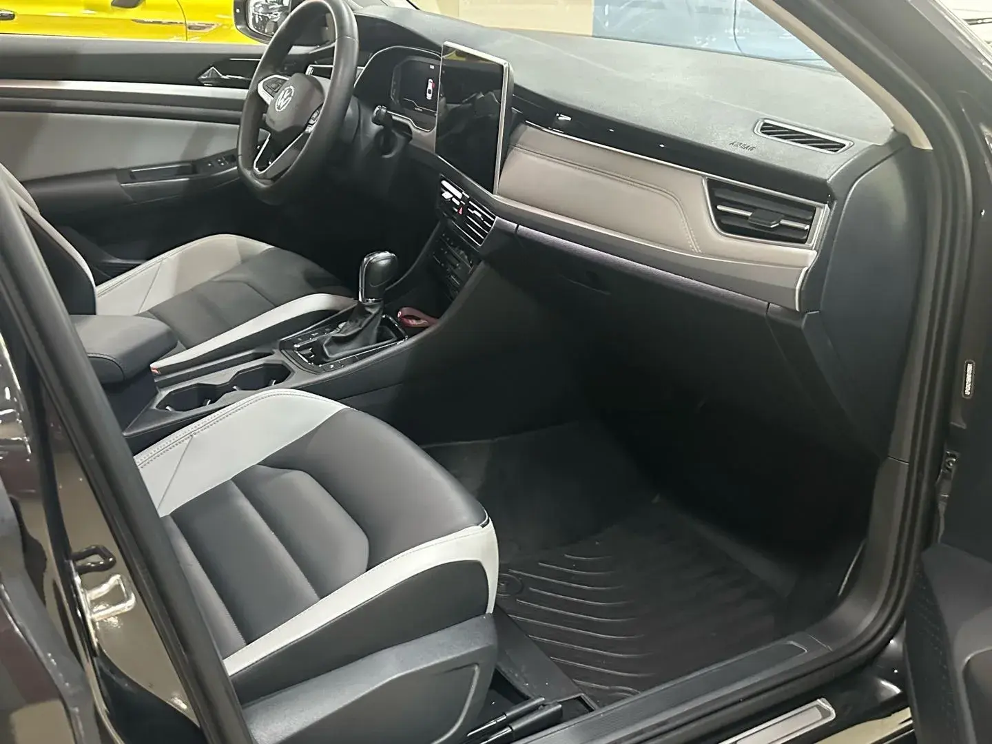 2023 VOLKSWAGEN BORA thumbnail 4