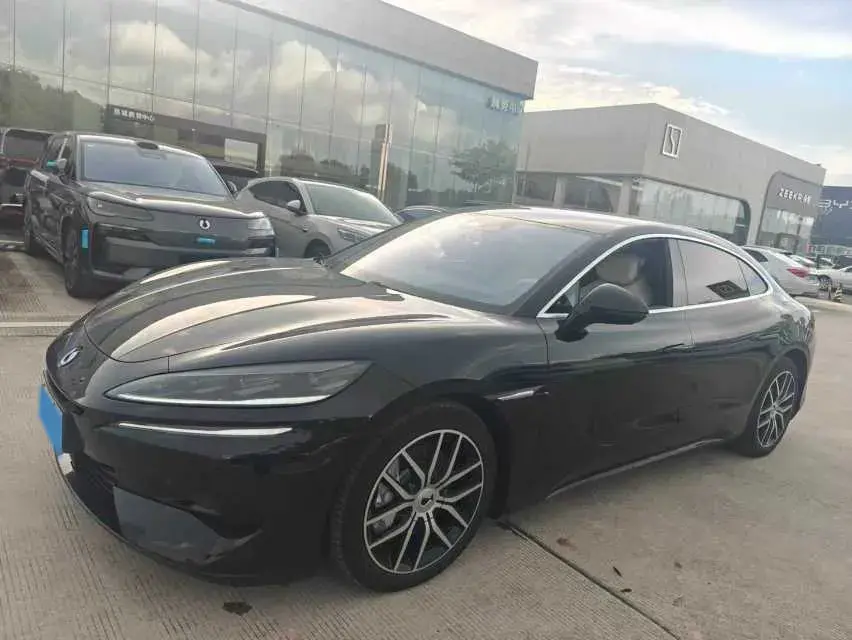 2024 Denza DenzaZ9 2.0T 207HP L4 E-CVT PHEV 38.5KWH