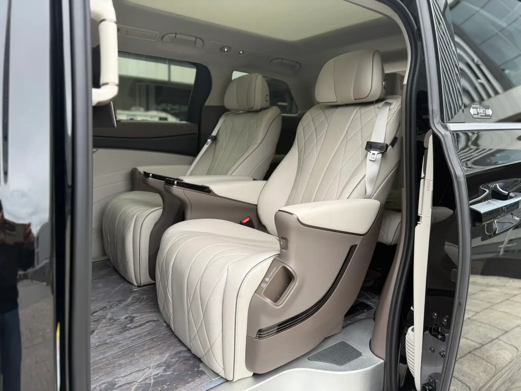 2024 DENZA D9 thumbnail 4