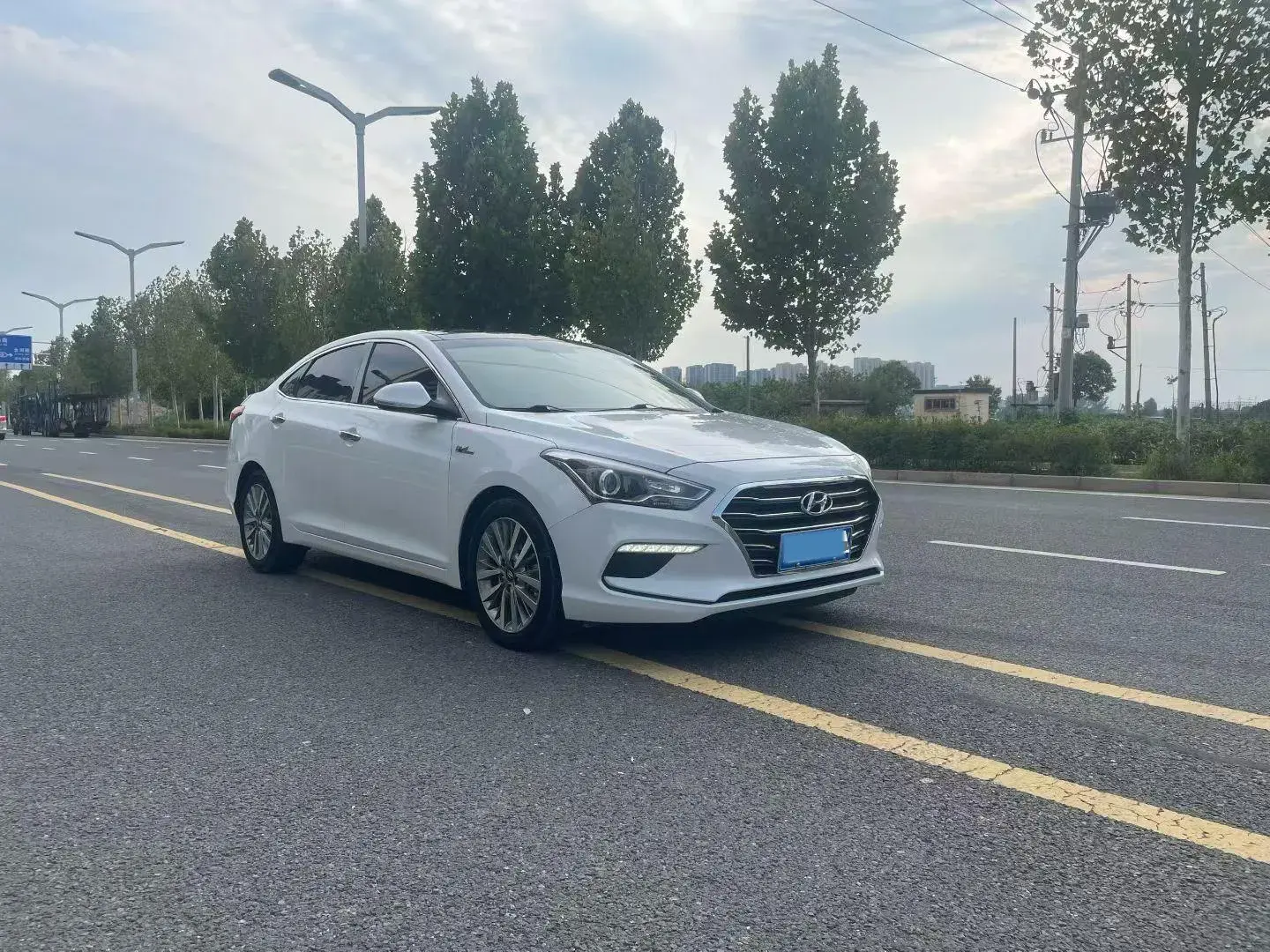 2017 HYUNDAI MISTRA thumbnail 3