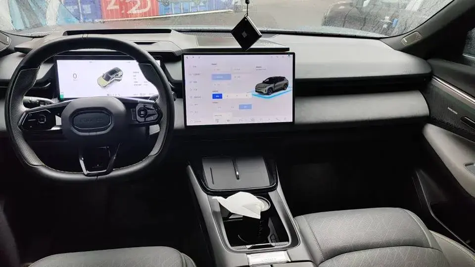 2025 LYNK&CO 08 thumbnail 4