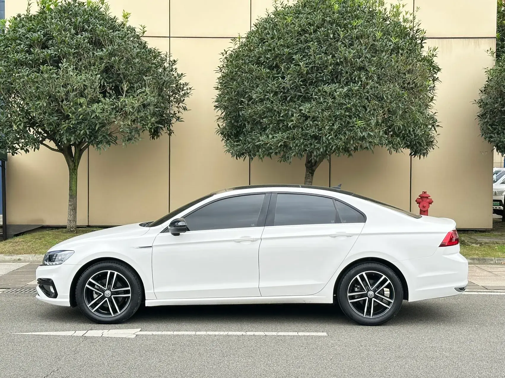 2021 VOLKSWAGEN LAMANDO thumbnail 3