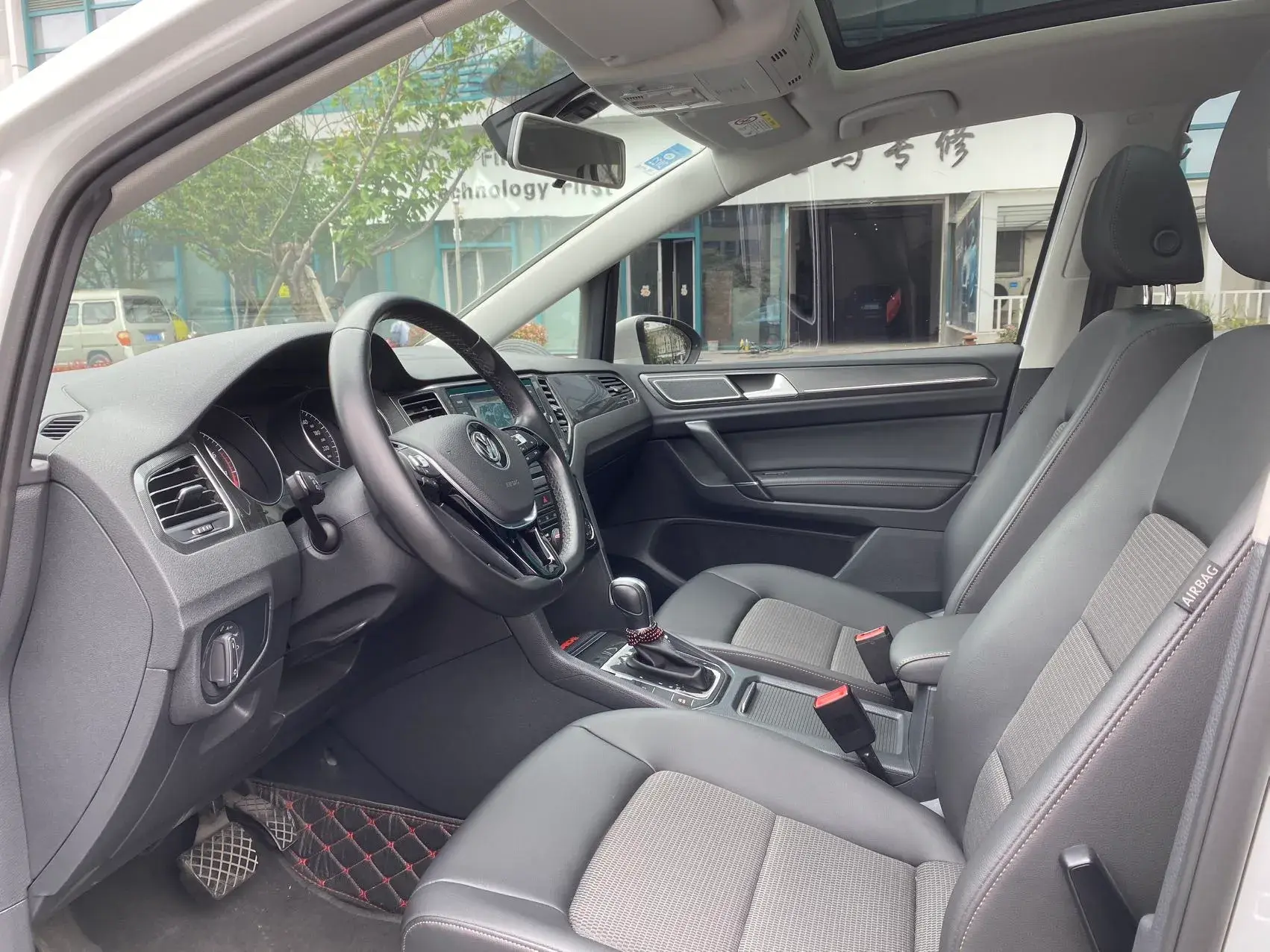 2018 VOLKSWAGEN GOLF thumbnail 4