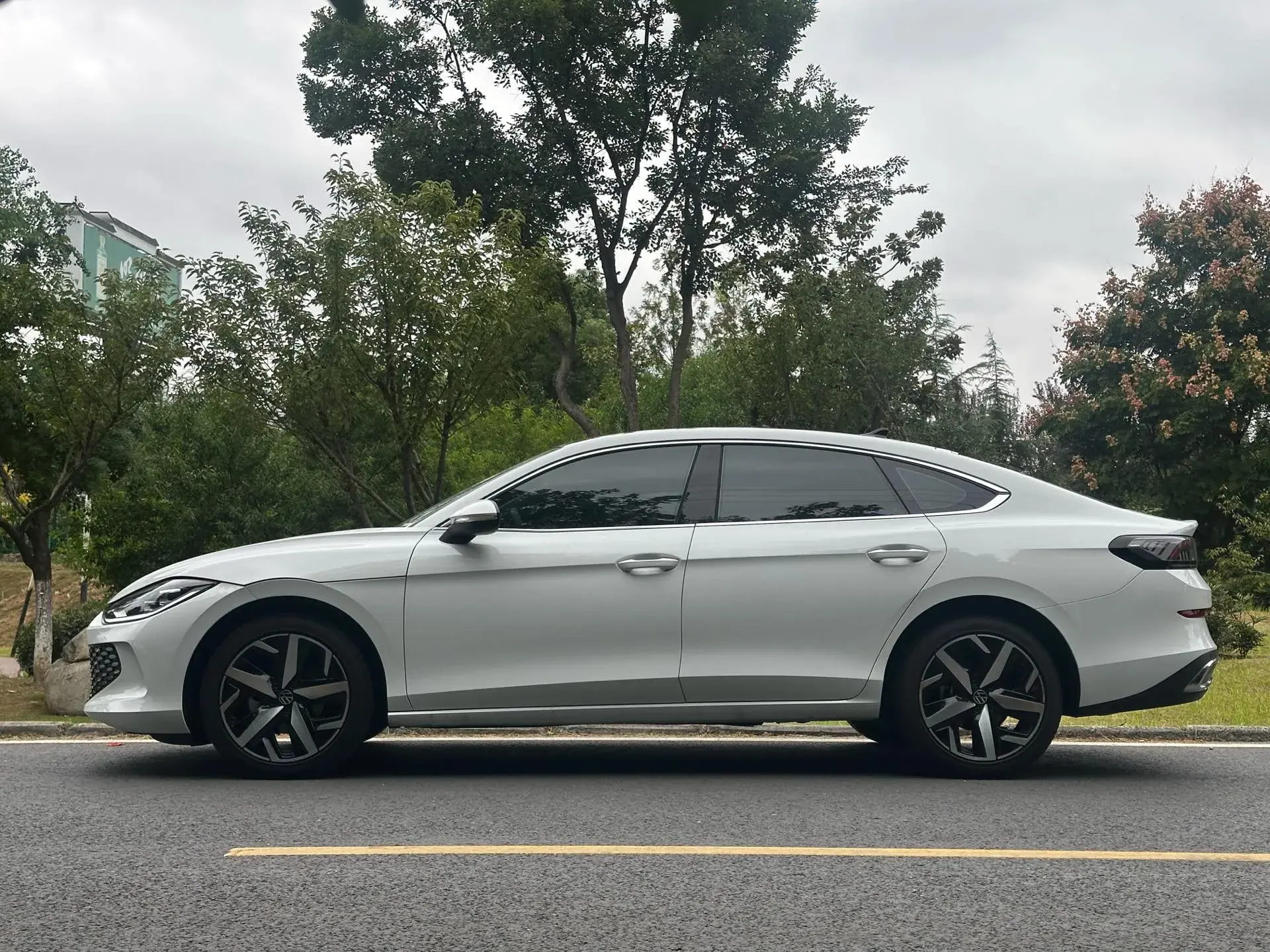 2025 VOLKSWAGEN LAMANDO thumbnail 4