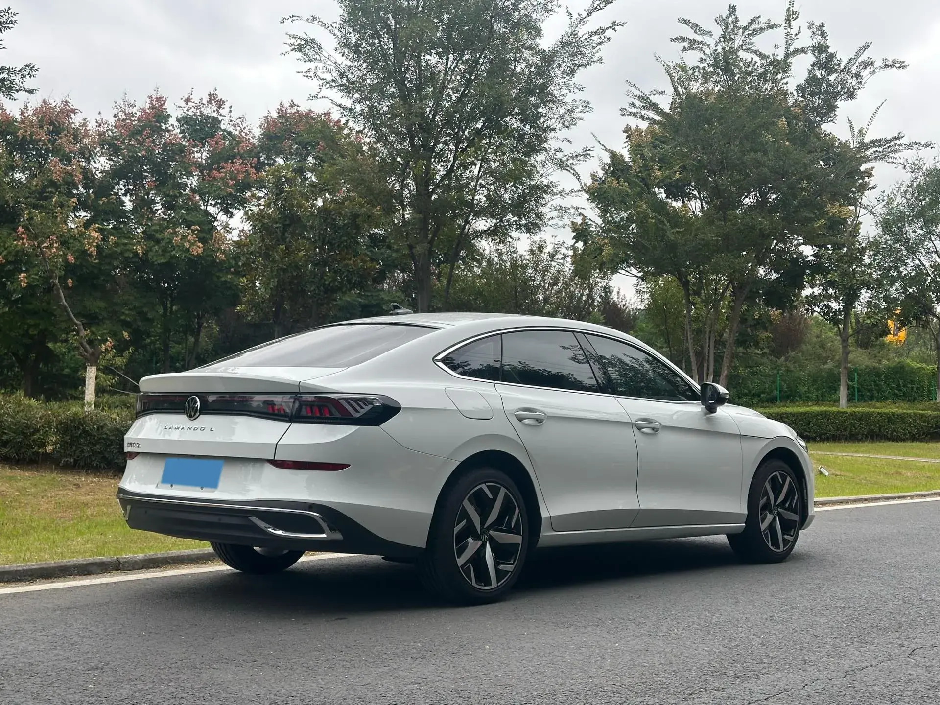 2025 VOLKSWAGEN LAMANDO thumbnail 3