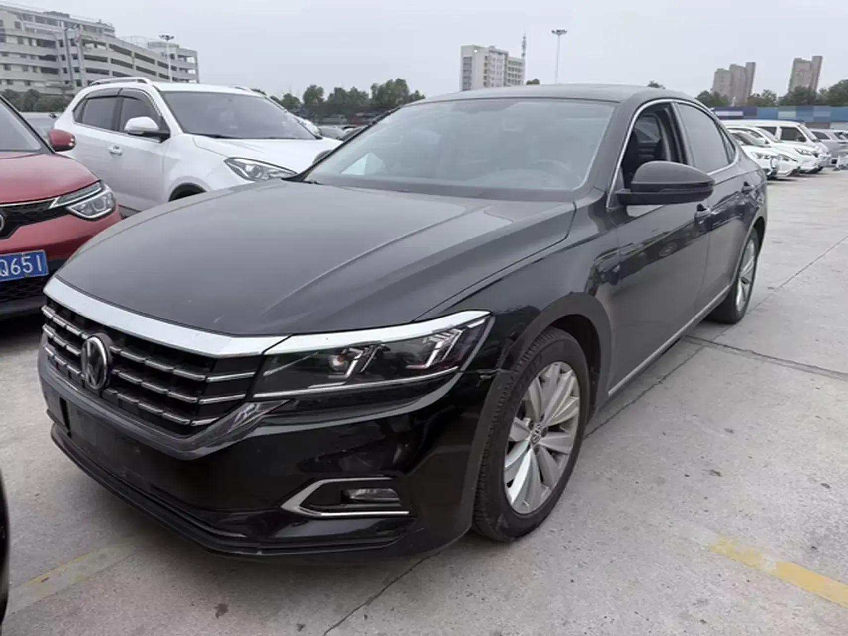 2019 VOLKSWAGEN PASSAT view 1