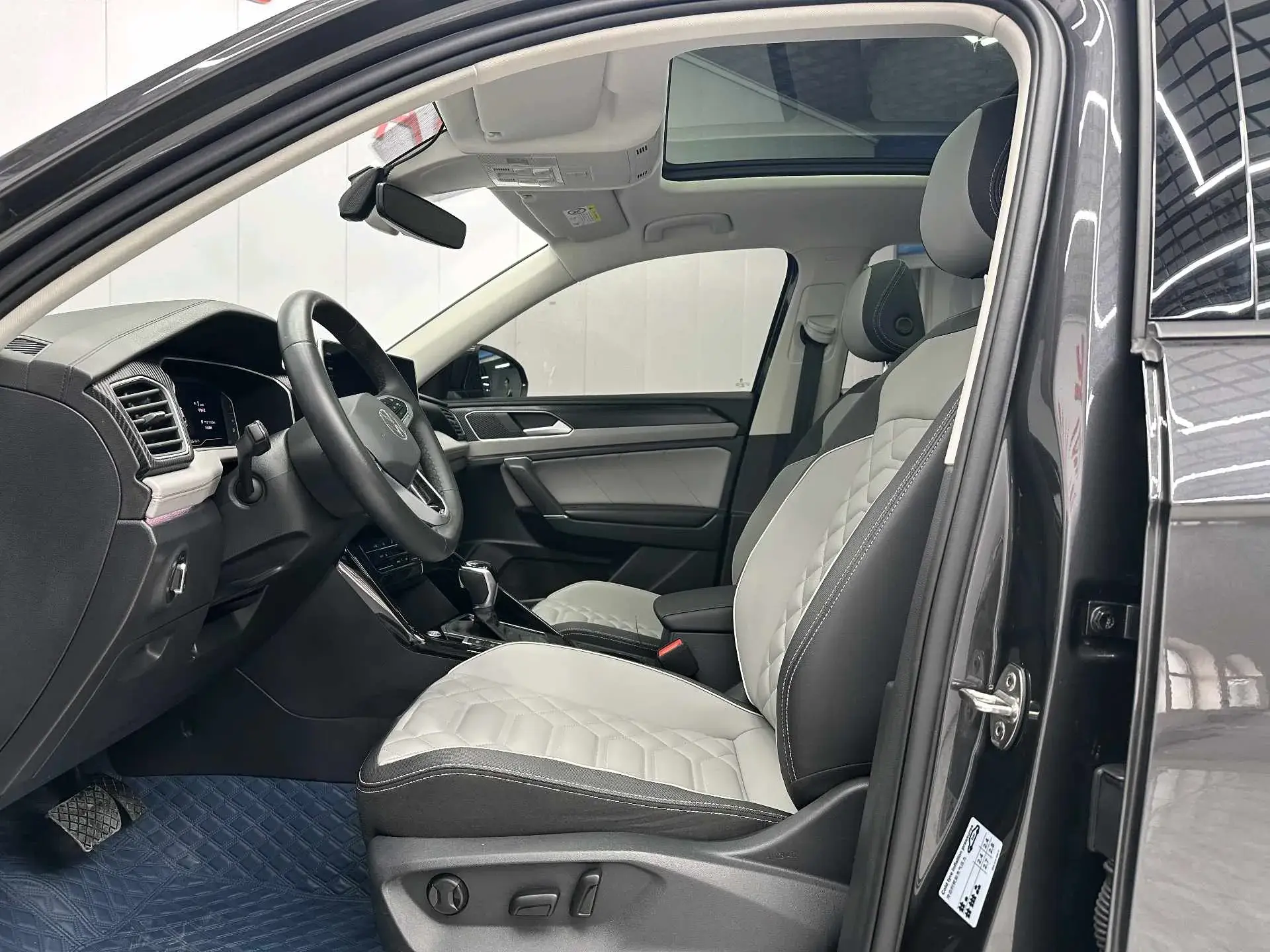 2023 VOLKSWAGEN TAYRON thumbnail 4