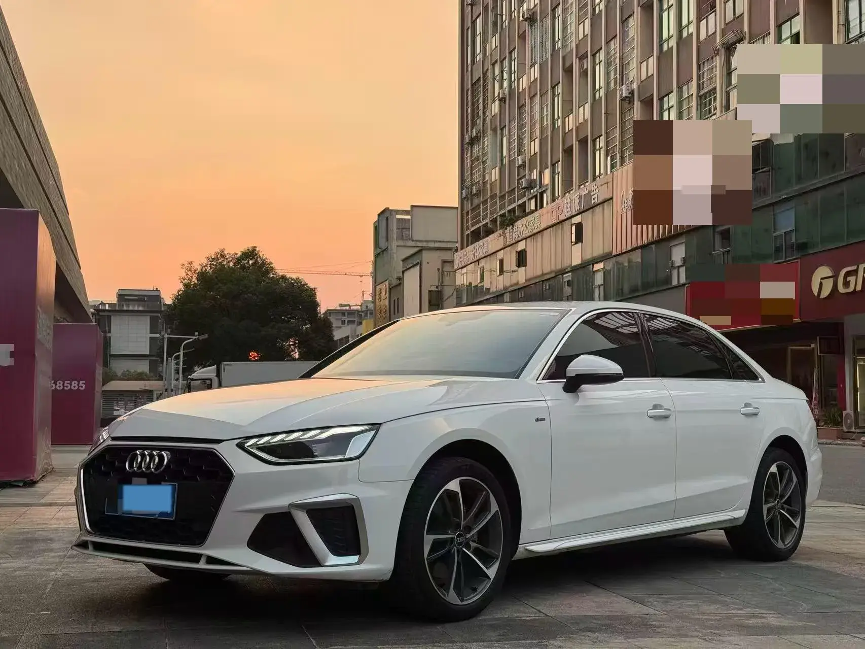 2022 AUDI A4L view 1