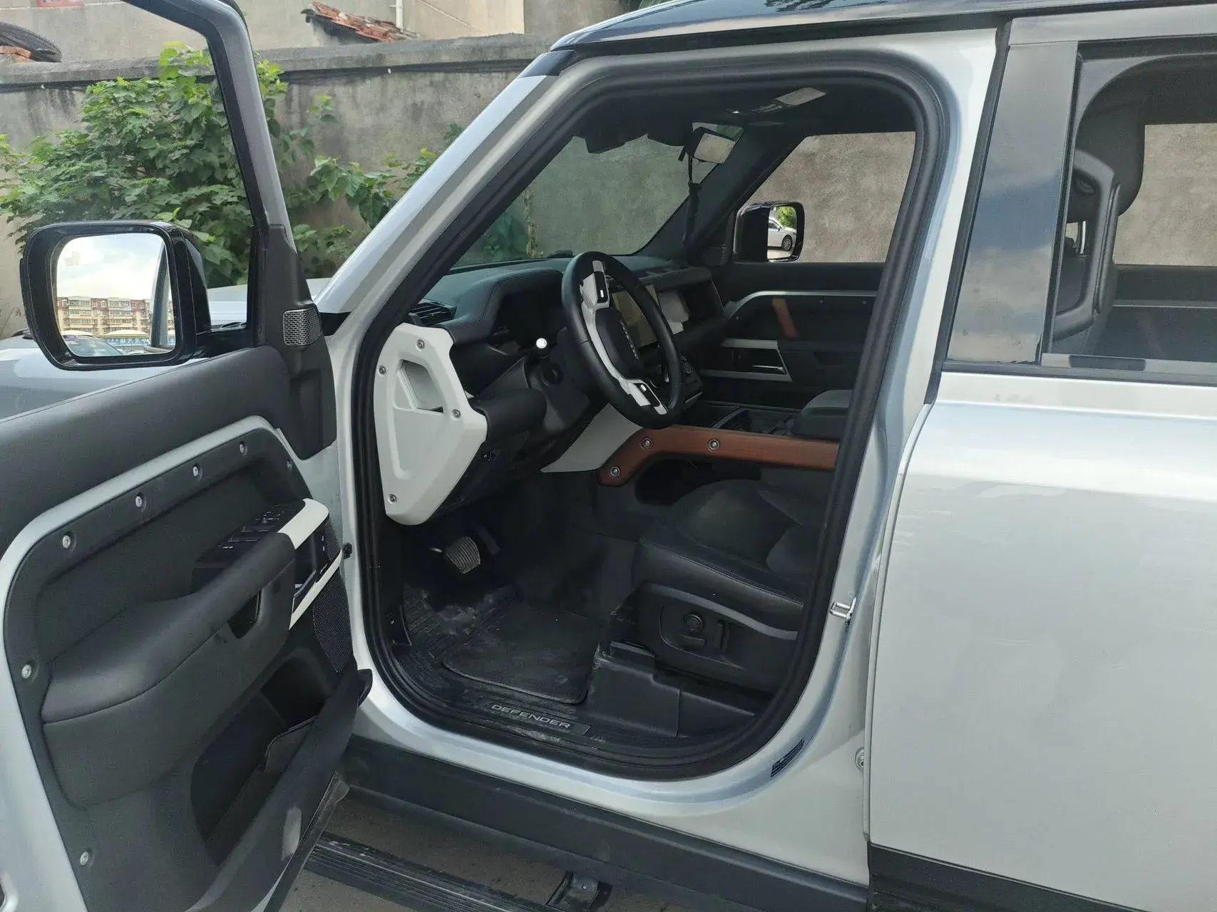 2023 LAND ROVER thumbnail 4