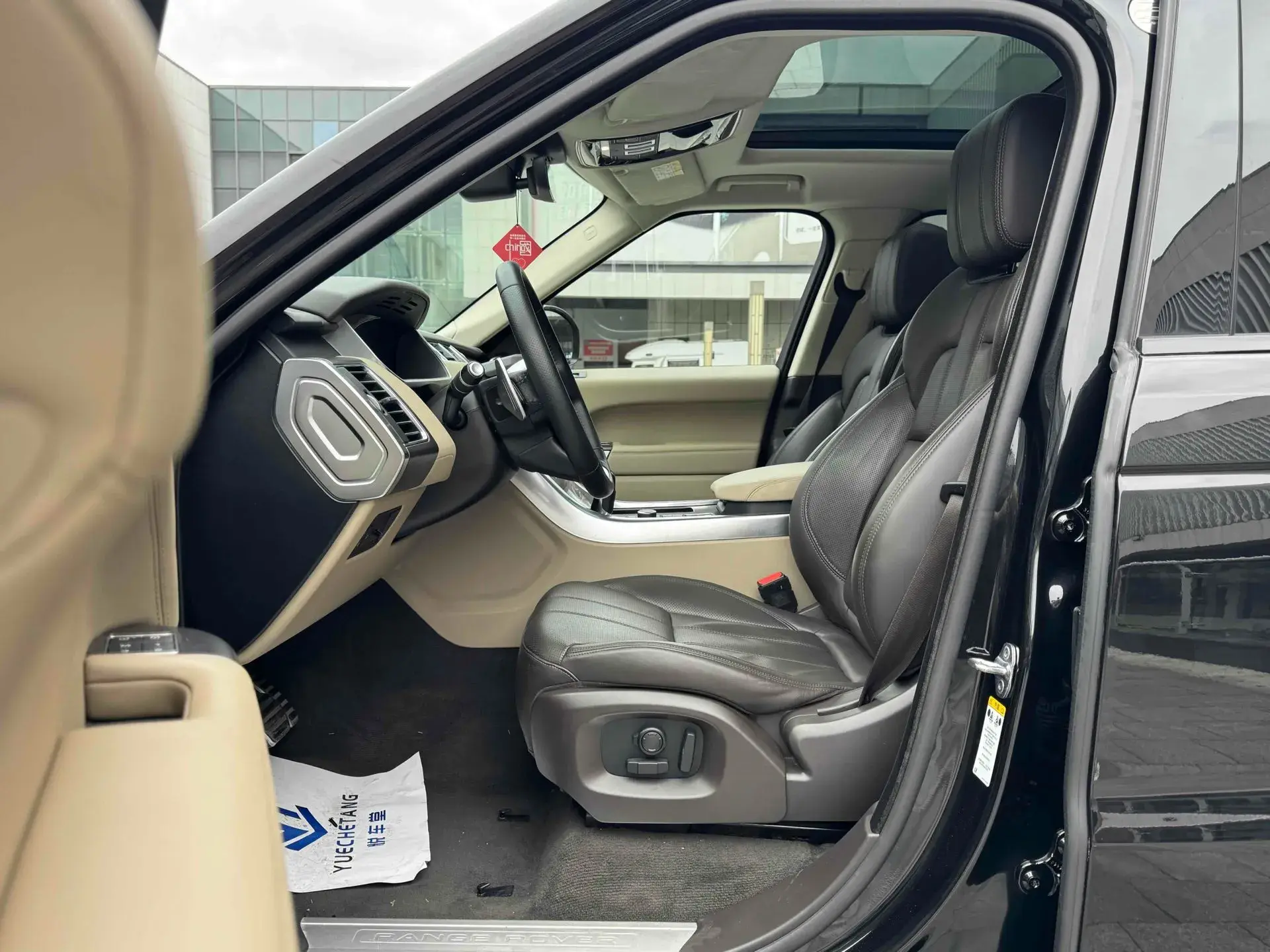 2017 LAND ROVER thumbnail 4