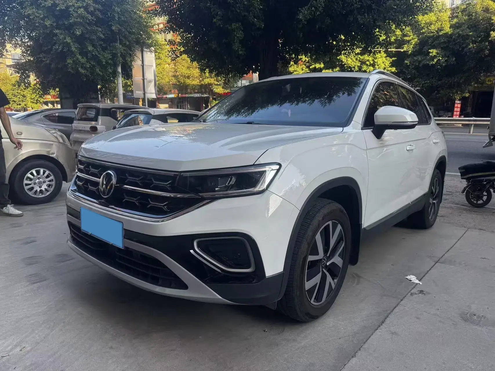 2025 VOLKSWAGEN TAYRON view 1