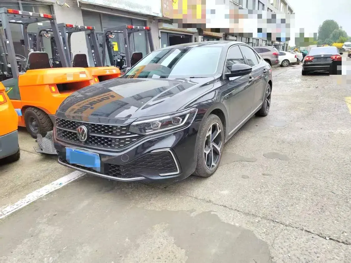 2024 VOLKSWAGEN PASSAT view 1