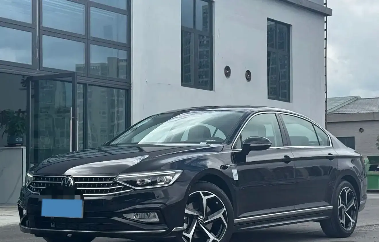 2025 VOLKSWAGEN MAGOTAN view 1