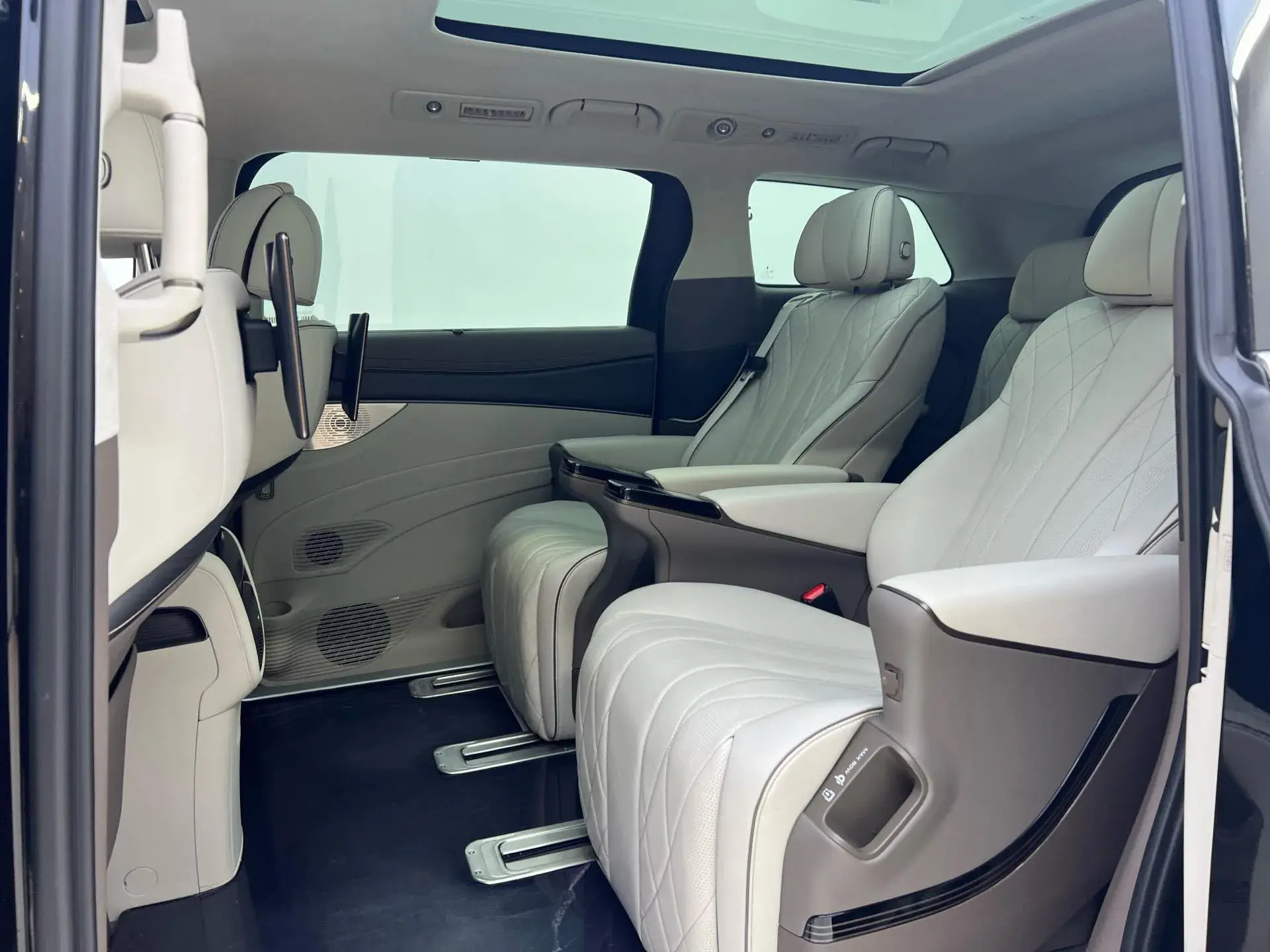 2022 DENZA D9 thumbnail 4