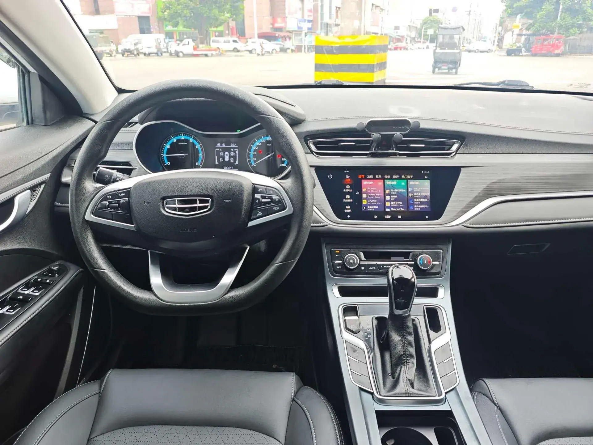 2020 GEELY EMGRAND thumbnail 3