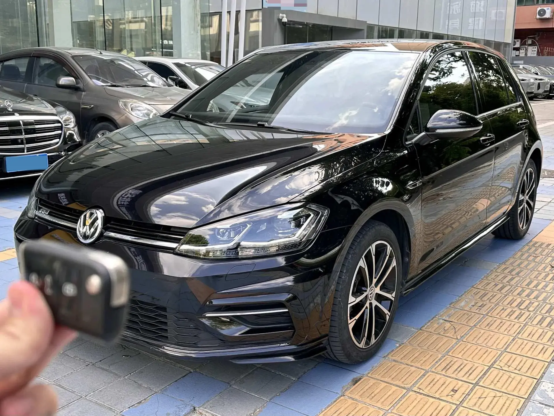 2019 VOLKSWAGEN GOLF view 1