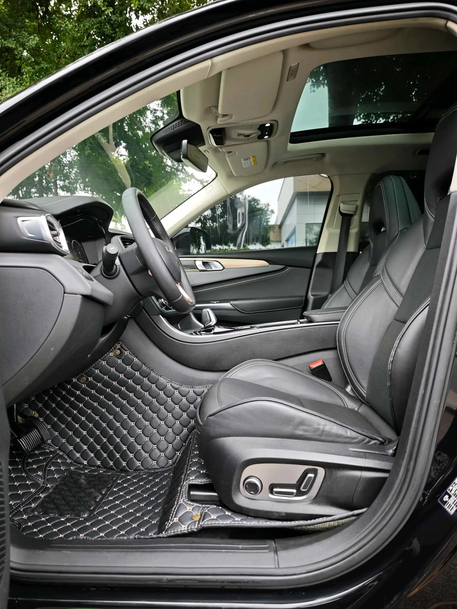 2017 LYNK&CO 01 thumbnail 4